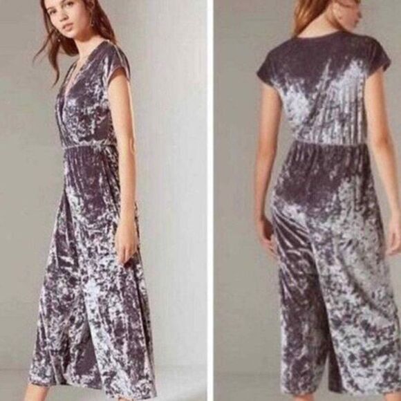 URBAN OUTFITTERS Isabella Velvet Jumpsuit Size Small - Picture 1 of 11